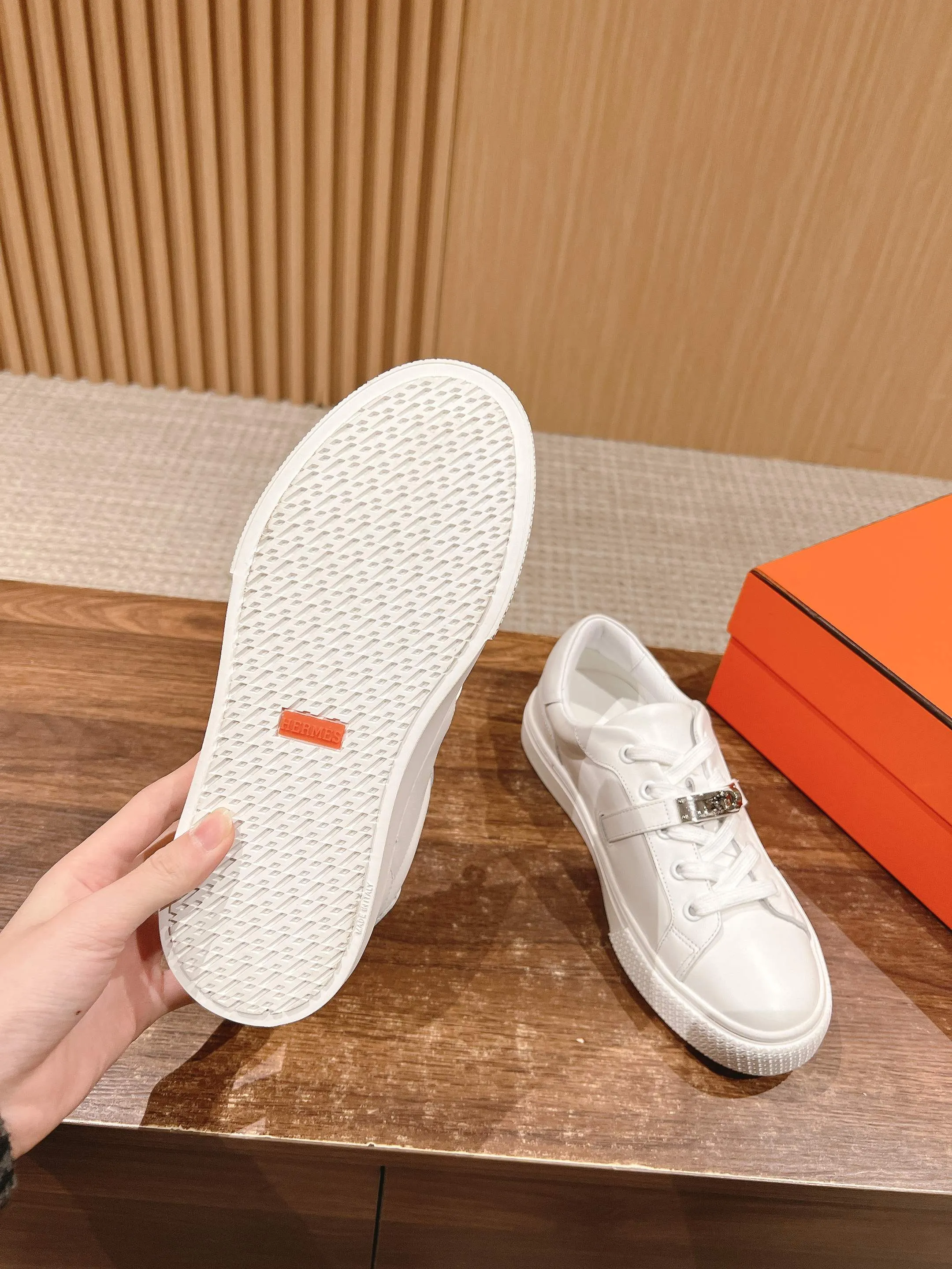 👟👟Ex-factory price 480👟👟 𝐇𝐄𝐑𝐌𝐄𝐒 Hermès classic couple style #𝐊𝐞𝐥𝐥𝐲 buckle casual white skateboard shoes. They will not conflict with shoes at all. Full of unknowns, Hermès rarely produces flat casual shoes and they are paired with classic palladium-plated Kelly shoe buckles! People will fall in love with it at first glance. It is very versatile ~ you can wear it with skirts and pants at will. 🉑️Close your eyes and look super noble. ❥ MATERIAL Specific cowhide/canvas material, sheepskin lining, original molded TPU outsole Size: 35-44